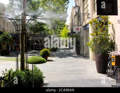 Outlet Einkaufszentrum Las Rozas mit befeuchtendem Kühlwasser Spray Von Schloten in Fußgängerzonen Madrid Spanien Stockfoto