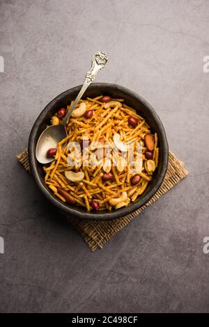 Aloo Chivda oder Kartoffel Chiwda auch bekannt als Falahari Namkeen für Vrat. Traditionelles Fastnack-Rezept aus Indien, garniert mit Cashew Nuts und Alm Stockfoto