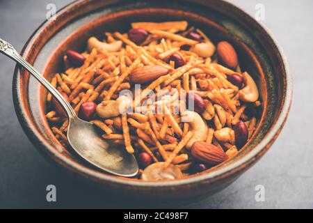 Aloo Chivda oder Kartoffel Chiwda auch bekannt als Falahari Namkeen für Vrat. Traditionelles Fastnack-Rezept aus Indien, garniert mit Cashew Nuts und Alm Stockfoto