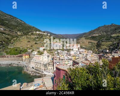 Blick auf Vernazza eines von fünf bunten Dörfern der Cinque Terre Stockfoto