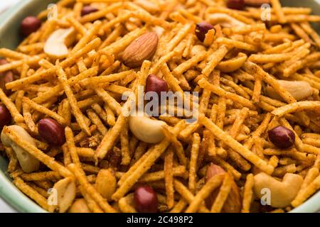 Aloo Chivda oder Kartoffel Chiwda auch bekannt als Falahari Namkeen für Vrat. Traditionelles Fastnack-Rezept aus Indien, garniert mit Cashew Nuts und Alm Stockfoto