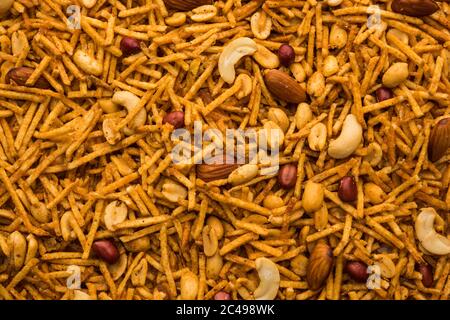 Aloo Chivda oder Kartoffel Chiwda auch bekannt als Falahari Namkeen für Vrat. Traditionelles Fastnack-Rezept aus Indien, garniert mit Cashew Nuts und Alm Stockfoto