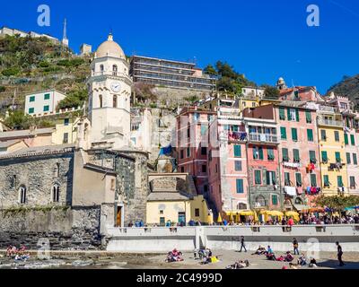 Blick auf Vernazza eines von fünf bunten Dörfern der Cinque Terre Stockfoto