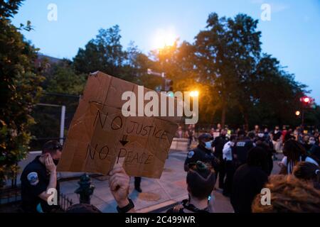 Washington, USA. Juni 2020. Die Demonstranten versammelten sich am 24. Juni 2020 vor dem Weißen Haus in Washington, DC, USA. Die Proteste, die durch den Tod von George Floyd ausgelöst wurden, einem Afroamerikaner, der an der Brutalität der Polizei starb, gingen am Donnerstag in Washington, DC, weiter. Quelle: Liu Jie/Xinhua/Alamy Live News Stockfoto