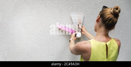 Frau Wahl Farbe von Farbmuster für Haus Stuck Außenfassade. Kopieren Raum Stockfoto