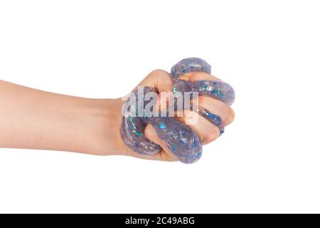 Blauer Glitzer Schleim in der Hand gequetscht. Isoliert auf Weiß Stockfoto