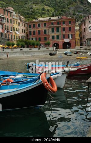 Vernazza, Cinque Terre, Ligurien, Italien. Ca. 2020. Bunte Dorfhäuser mit Blick auf das Meer. Stock Foto lizenzfrei. Stockfoto