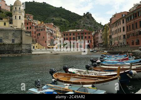 Vernazza, Cinque Terre, Ligurien. Ca. 2020. Bunte Dorfhäuser mit Blick auf das Meer. Stock Foto lizenzfrei. Farbige Fischerboote. Stockfoto