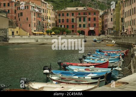 Vernazza, Cinque Terre, Ligurien. Ca. 2020. Bunte Dorfhäuser mit Blick auf das Meer. Stock Foto lizenzfrei. Farbige Fischerboote. Stockfoto