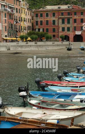 Vernazza, Cinque Terre, Ligurien. Ca. 2020. Bunte Dorfhäuser mit Blick auf das Meer. Stock Foto lizenzfrei. Farbige Fischerboote. Stockfoto