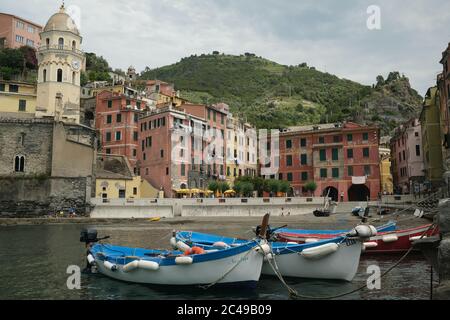 Vernazza, Cinque Terre, Ligurien. Ca. 2020. Bunte Dorfhäuser mit Blick auf das Meer. Stock Foto lizenzfrei. Farbige Fischerboote. Stockfoto