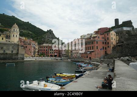 Vernazza, Cinque Terre, Ligurien. Ca. 2020. Bunte Dorfhäuser mit Blick auf das Meer. Stock Foto lizenzfrei. Farbige Fischerboote. Stockfoto