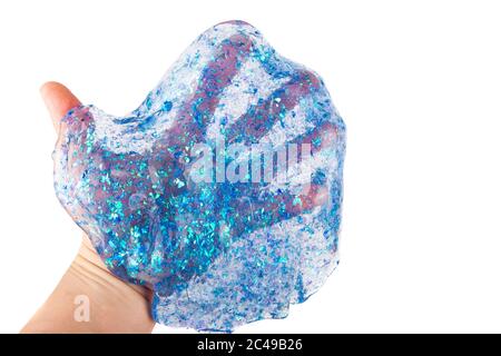 Hand hält einen transparenten blauen Glitzer Schleim isoliert auf weiß. Stockfoto