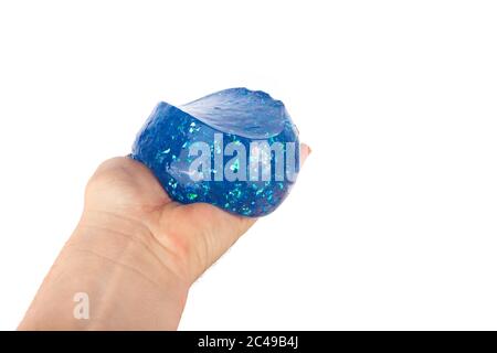 Hand hält einen transparenten blauen Glitzer Schleim isoliert auf weißem bcakground. Stockfoto