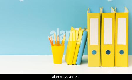 Gelb angeordnete Ordner und Stifte Stockfoto