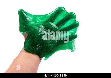 Hand hält einen grünen Schleim isoliert auf weiß. Stockfoto