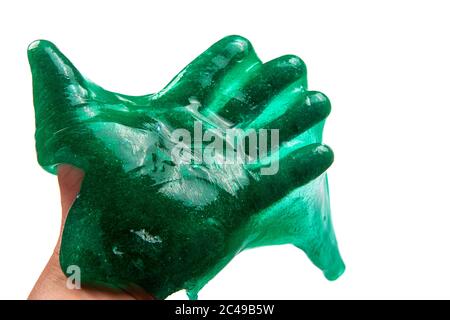 Hand hält grünen Schleim - Studio isoliert auf weißem Hintergrund. Stockfoto
