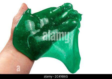 Hand hält ein grünes Schleim Spielzeug Studio isoliert auf weißem Hintergrund. Stockfoto
