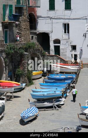 Riomaggiore, Cinque Terre, Ligurien. Ca. 2020. Trockenboote parkten auf dem Stadtplatz während des Coronavirus in den Cinque Terre. Lizenzfreie Aktien P Stockfoto