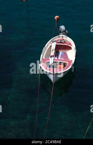 Riomaggiore, Cinque Terre, Ligurien. Ca. 2020. Farbige Boote auf dem blauen Meer. Riomaggiore, Cinque Terre. Lizenzfreie Stock-Fotos. Stockfoto