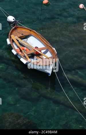 Riomaggiore, Cinque Terre, Ligurien. Ca. 2020. Farbige Boote auf dem blauen Meer. Riomaggiore, Cinque Terre. Lizenzfreie Stock-Fotos. Stockfoto