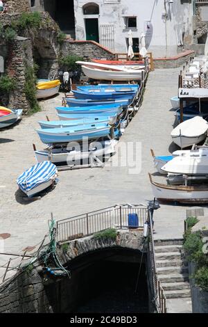 Riomaggiore, Cinque Terre, Ligurien. Ca. 2020. Trockenboote parkten auf dem Stadtplatz während des Coronavirus in den Cinque Terre. Lizenzfreie Aktien P Stockfoto