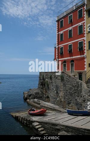 Riomaggiore, Cinque Terre, Ligurien. Ca. 2020. Farbige Häuser am Meer. Berühmtes Touristenziel. Coronavirus-Periode. Lizenzfreie Stock-Fotos Stockfoto