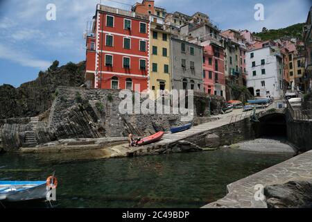 Riomaggiore, Cinque Terre, Ligurien. Ca. 2020. Farbige Häuser am Meer. Berühmtes Touristenziel. Coronavirus-Periode. Lizenzfreie Stock-Fotos Stockfoto