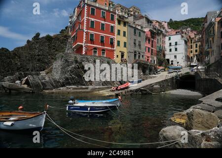 Riomaggiore, Cinque Terre, Ligurien. Ca. 2020. Farbige Häuser am Meer. Berühmtes Touristenziel. Coronavirus-Periode. Lizenzfreie Stock-Fotos Stockfoto