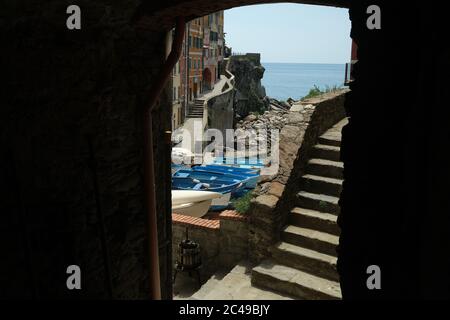 Riomaggiore, Cinque Terre, Ligurien. Ca. 2020. Dorfplatz mit Booten, die während der Coronavirus Covid Periode geparkt wurden. Lizenzfreie Fotos. Stockfoto