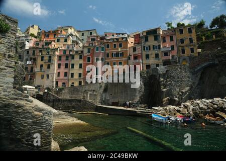 Riomaggiore, Cinque Terre, Ligurien. Ca. 2020. Farbige Häuser am Meer. Berühmtes Touristenziel. Coronavirus-Periode. Lizenzfreies Archivfoto Stockfoto