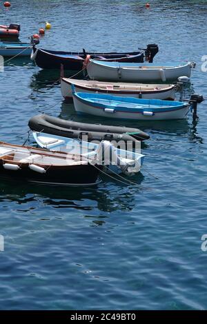 Riomaggiore, Cinque Terre, Ligurien. Ca. 2020. Farbige Boote auf dem blauen Meer. Riomaggiore, Cinque Terre. Lizenzfreie Stock-Fotos. Stockfoto