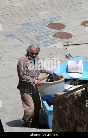 Riomaggiore, Cinque Terre, Ligurien. Ca. 2020. Fischer auf dem Landpier. Stockfoto