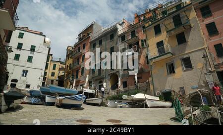 Riomaggiore, Cinque Terre, Ligurien. Ca. 2020. Trockenboote parkten auf dem Stadtplatz während des Coronavirus in den Cinque Terre. Lizenzfreie Aktien P Stockfoto