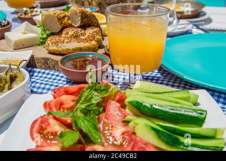 Konzept Promotion Frühstück im Hotel, leckere Ei Benedikt, türkische und französische Frühstück, Tee und Orangensaft. In der Nähe des Pools Stockfoto