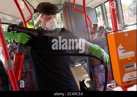 Dormagen, Deutschland. Juni 2020. Ein Mitarbeiter der Firma UVIS demonstriert die Anwendung einer Beschichtung gegen Viren und Bakterien am Lenker eines Busses der Deutschen Bahn. In einem Pilotprojekt werden alle Busse auf allen Oberflächen mit einer antimikrobiellen Beschichtung versehen, um Viren und Bakterien abzutöten und anschließend zu minimieren. Quelle: Henning Kaiser/dpa/Alamy Live News Stockfoto
