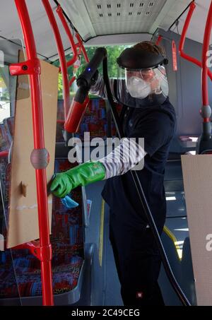 Dormagen, Deutschland. Juni 2020. Ein Mitarbeiter der Firma UVIS demonstriert die Anwendung einer Beschichtung gegen Viren und Bakterien am Lenker eines Busses der Deutschen Bahn. In einem Pilotprojekt werden alle Busse auf allen Oberflächen mit einer antimikrobiellen Beschichtung versehen, um Viren und Bakterien abzutöten und anschließend zu minimieren. Quelle: Henning Kaiser/dpa/Alamy Live News Stockfoto