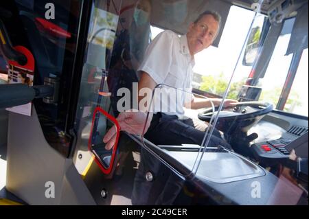 Dormagen, Deutschland. Juni 2020. Bei einer Pressekonferenz der Deutschen Bahn sitzt ein Busfahrer hinter einer Plexiglasscheibe, die den Fahrerplatz eines Busses vom Fahrgastraum trennt. Während der Cornoa-Pandemie sollen Trennscheiben dieser Art sukzessive im Fahrerarbeitsplatz der gesamten DB-Busflotte installiert werden. Quelle: Henning Kaiser/dpa/Alamy Live News Stockfoto