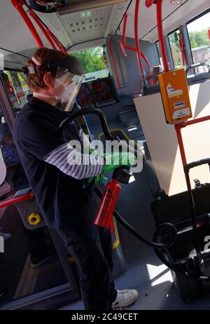 Dormagen, Deutschland. Juni 2020. Ein Mitarbeiter der Firma UVIS demonstriert die Anwendung einer Beschichtung gegen Viren und Bakterien am Lenker eines Busses der Deutschen Bahn. In einem Pilotprojekt werden alle Busse auf allen Oberflächen mit einer antimikrobiellen Beschichtung versehen, um Viren und Bakterien abzutöten und anschließend zu minimieren. Quelle: Henning Kaiser/dpa/Alamy Live News Stockfoto