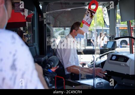 Dormagen, Deutschland. Juni 2020. Bei einer Pressekonferenz der Deutschen Bahn sitzt ein Busfahrer hinter einer Plexiglasscheibe, die den Fahrerplatz eines Busses vom Fahrgastraum trennt. Während der Cornoa-Pandemie sollen Trennscheiben dieser Art sukzessive im Fahrerarbeitsplatz der gesamten DB-Busflotte installiert werden. Quelle: Henning Kaiser/dpa/Alamy Live News Stockfoto