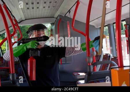 Dormagen, Deutschland. Juni 2020. Ein Mitarbeiter der Firma UVIS demonstriert die Anwendung einer Beschichtung gegen Viren und Bakterien am Lenker eines Busses der Deutschen Bahn. In einem Pilotprojekt werden alle Busse auf allen Oberflächen mit einer antimikrobiellen Beschichtung versehen, um Viren und Bakterien abzutöten und anschließend zu minimieren. Quelle: Henning Kaiser/dpa/Alamy Live News Stockfoto
