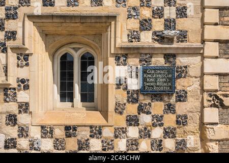 Trinity Guildhall Kings Lynn, Detail der karierten Feuerstein- und Steinaußendekoration des mittelalterlichen Trinity Guildhall-Gebäudes, King's Lynn UK Stockfoto