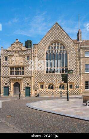 Kings Lynn Guildhall, das Trinity Guildhall-Gebäude aus dem 15. Jahrhundert mit seiner karierten Flint- und Steinfassade am Saturday Market Place, King's Lynn, Großbritannien Stockfoto