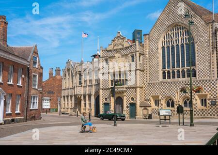 Kings Lynn Guildhall, das Trinity Guildhall-Gebäude aus dem 15. Jahrhundert mit seiner karierten Flint- und Steinfassade am Saturday Market Place, King's Lynn, Großbritannien Stockfoto