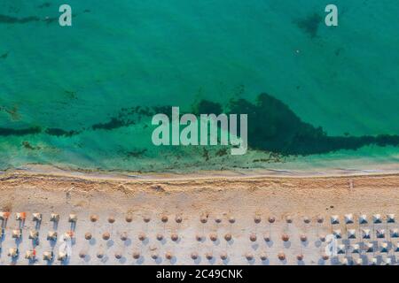 Vama Veche, Rumänien. Luftaufnahme Vama Veche Strand mit Sonnenschirmen am Schwarzen Meer. Stockfoto
