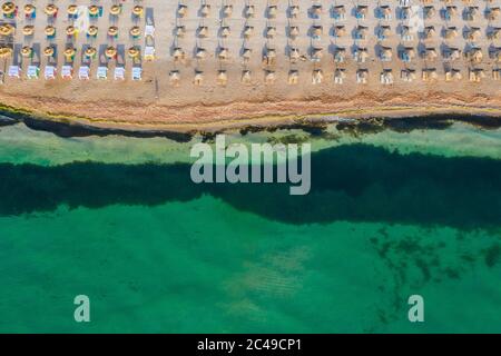 Vama Veche, Rumänien. Luftaufnahme des Strandes Vama Veche mit Sonnenschirmen am Schwarzen Meer. Stockfoto