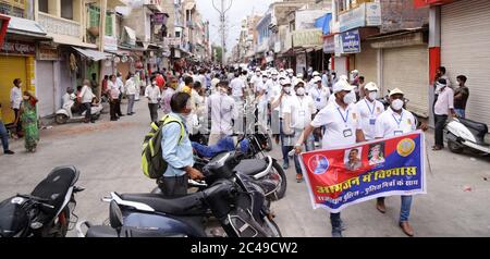 Beawar, Rajasthan, Indien, 24. Juni 2020: Ladenbesitzer schlossen ihre Geschäfte, um gegen die Polizei zu protestieren, nachdem ein Polizist während eines flaggenmarsches gegen die Coronavirus-Pandemie, inmitten der laufenden landesweiten COVID-19-Sperre, in Pali Bazar in Beawar, sich misshandelt hatte. Kredit: Sumit Saraswat/Alamy Live Nachrichten Stockfoto