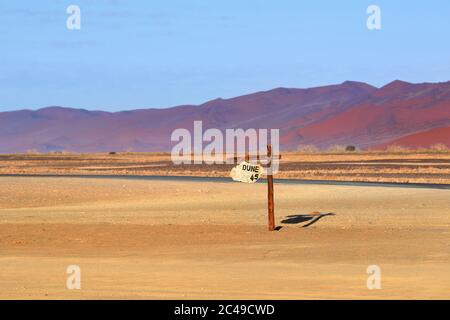 Zeigerdüune 45. Die bekannteste Düne in der Namib Wüste bei Sonnenaufgang, Namibia, Afrika Stockfoto