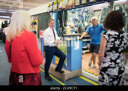 Der Arbeitsleiter Keir Starmer (zweite links) und die Schattenkanzlerin Anneliese Dodds (rechts) bei einem Besuch auf dem Hallenmarkt in Stevenage, Hertfordshire, um die wirtschaftliche Erholung nach COVID 19 zu diskutieren. Stockfoto