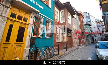 Istanbul, Türkei - 8. Januar 2020: Balat-Viertel mit farbigen Häusern. Jüdisches Viertel von Istanbul - Türkei. Stockfoto